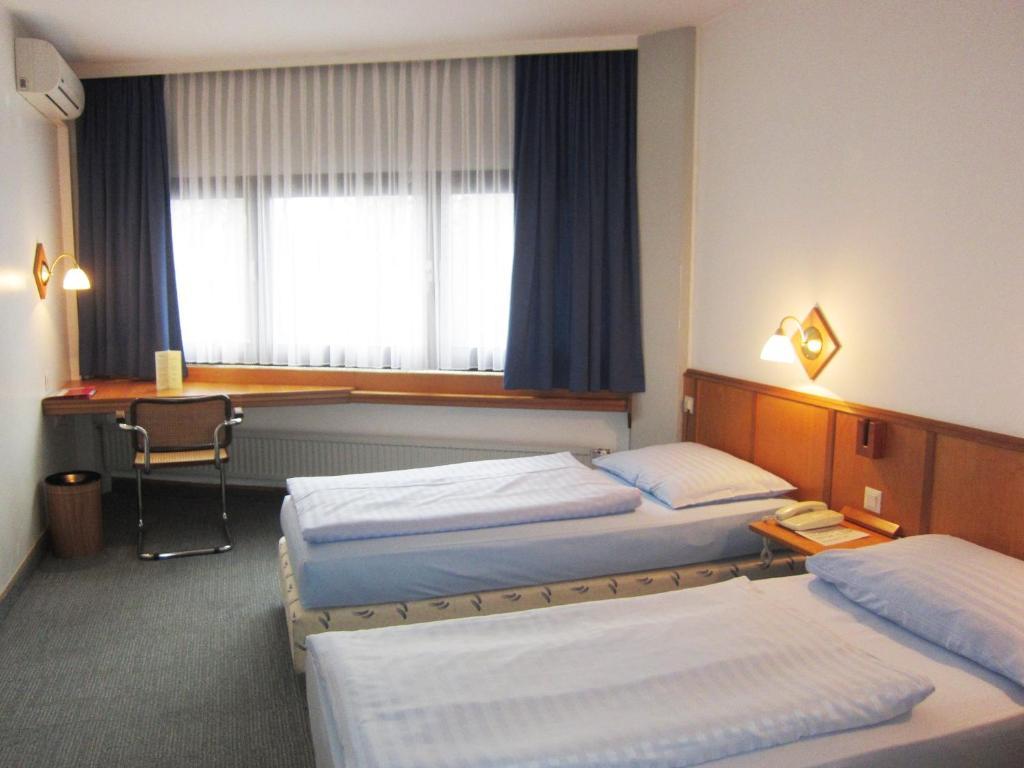 Hotel Corvinus Wiener Neustadt Room photo